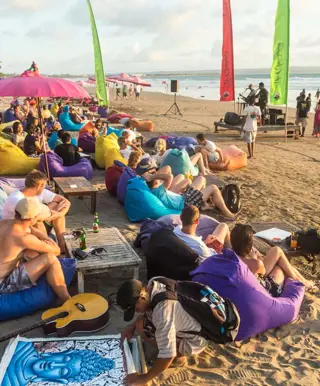 Geniesse einen Drink am Strand